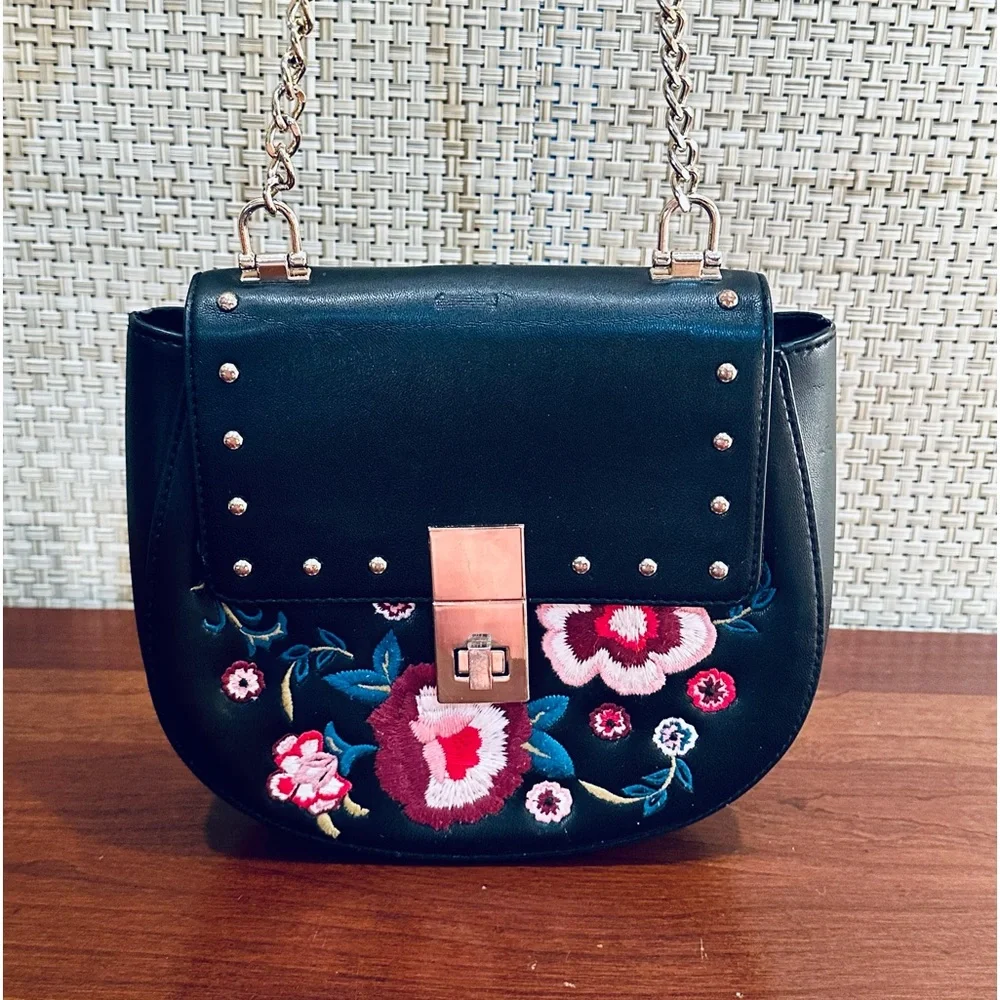 🌟2xHP🌟VTG Express Floral Embroidery Black Faux Leather Saddle Bag Gold Chain - Picture 2 of 13